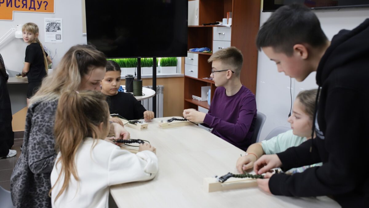 Браслеты выживания детскими руками для солдат СВО