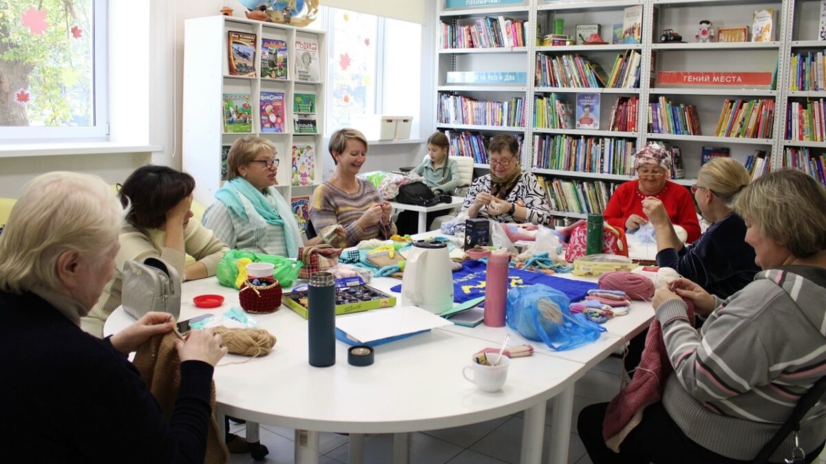 Мастерица создаёт кукол и вещи для недоношенных детей