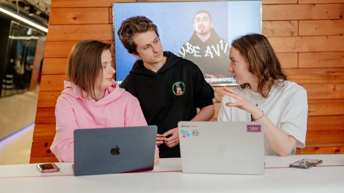 Авито и Skyeng разработали уроки о волонтерстве, помощи животным и экологии