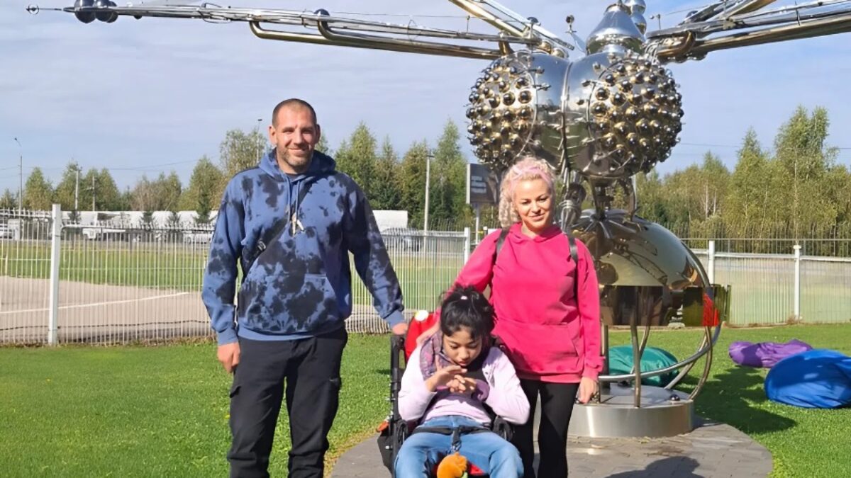 «Нам было страшно, но ей сильнее»: история волонтёра, которая взяла в семью девочку с инвалидностью