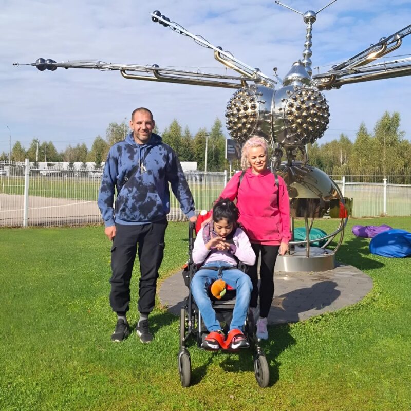 «Нам было страшно, но ей сильнее»: история волонтёра, которая взяла в семью девочку с инвалидностью