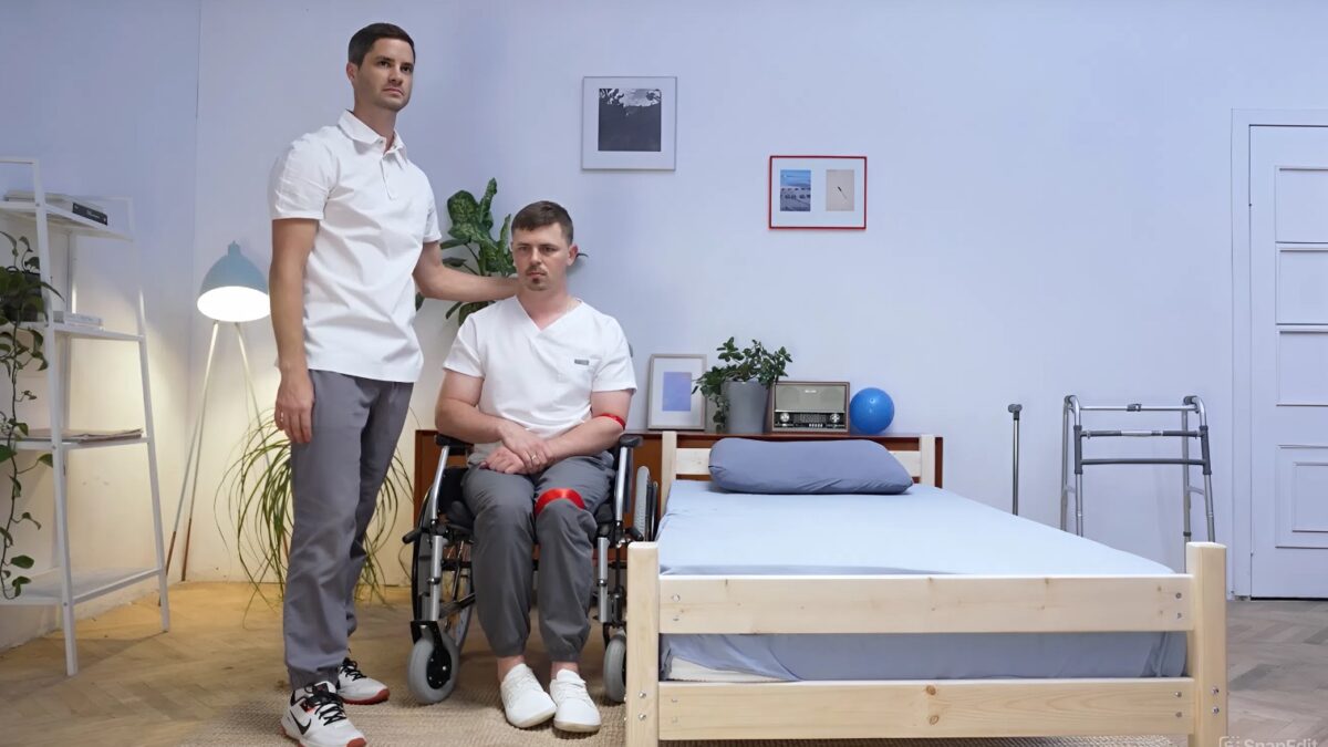 Как пересаживать человека после инсульта в коляску: видеоурок от фонда ОРБИ
