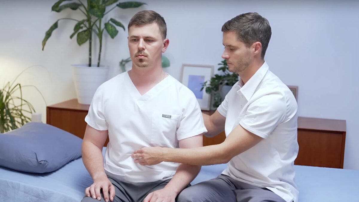 Как научиться сидеть после инсульта: упражнения для дома от эксперта фонда ОРБИ