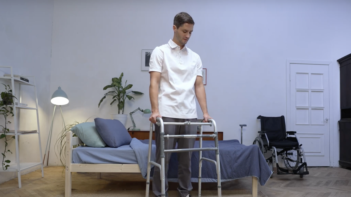 Как подобрать коляску, трость или ходунки после инсульта – советы эксперта