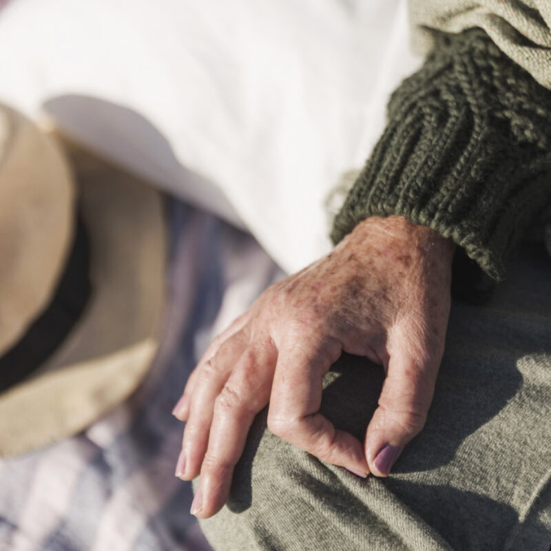 Полмиллиона рублей в банке с вареньем: в сети обсуждают, как таксист спас бабушку от разорения