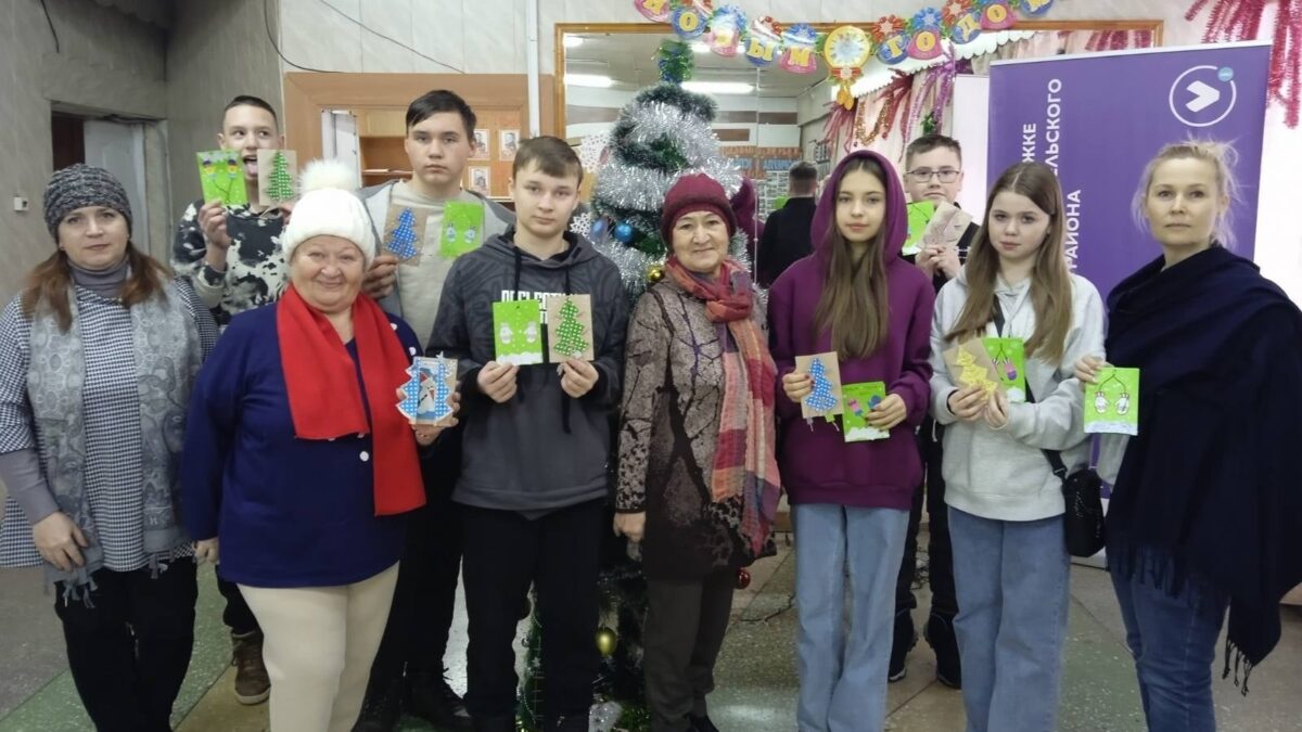 Помогают трудным подросткам: бабушки учат ювелирному делу