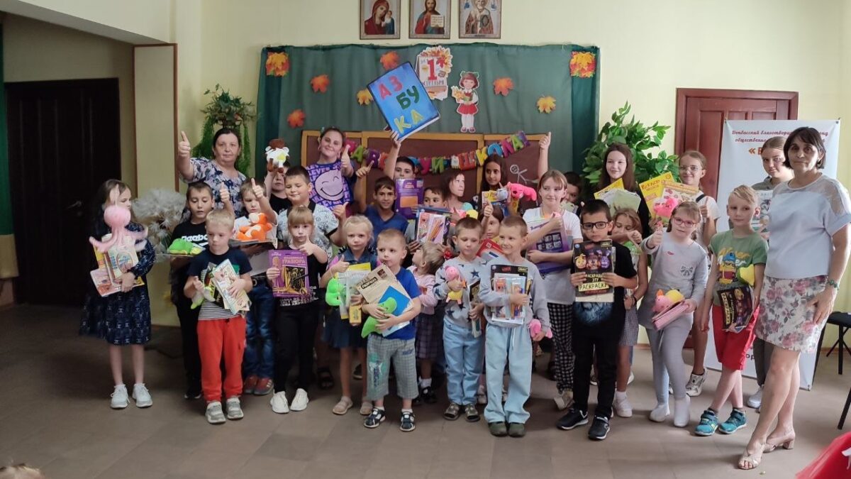 Серебряные волонтёры помогают детям Донбасса учиться