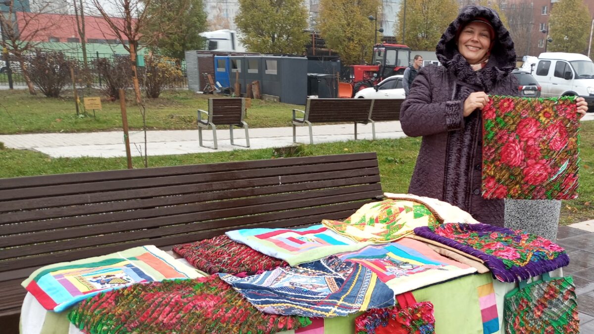 Мастерица создаёт из старых платков сумки и наволочки