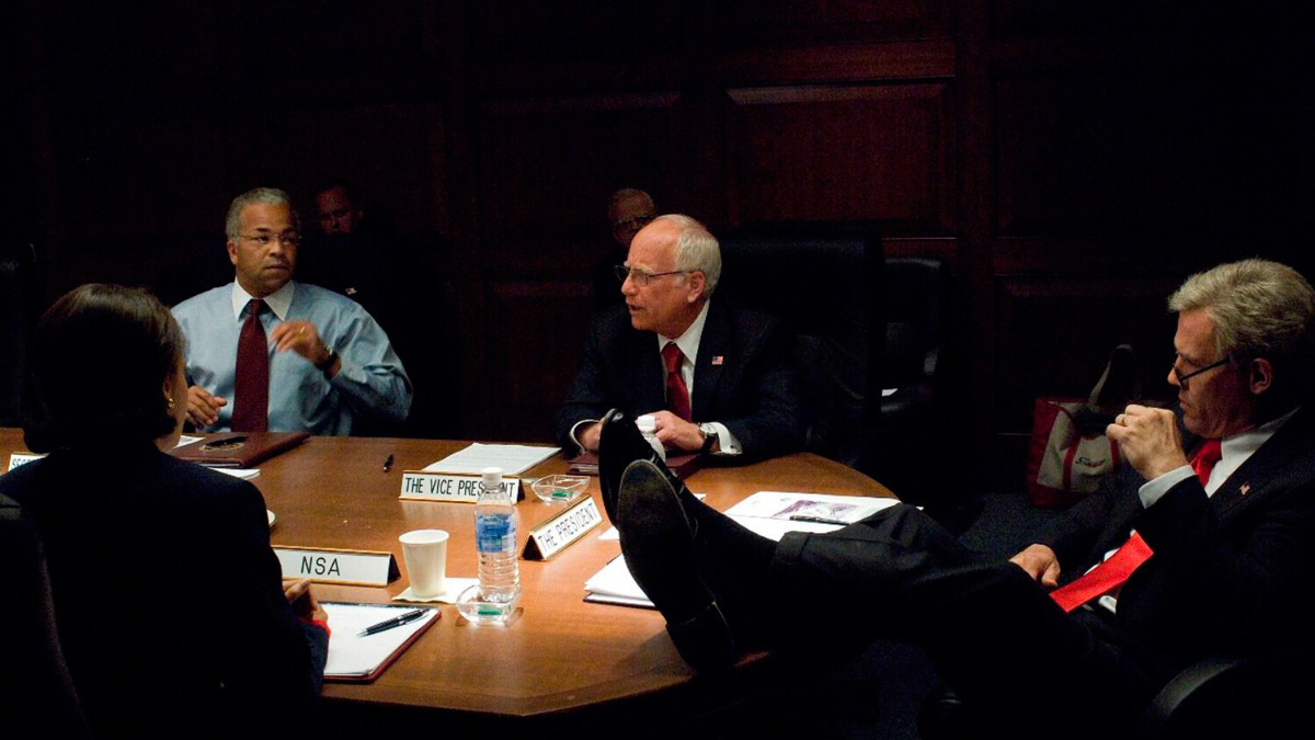 Кадр из фильма «Буш» (2008).