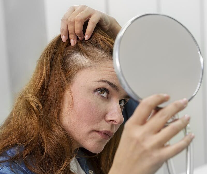 Хандра, нехватка солнца и авитаминоз: как справиться с осенним выпадением волос 