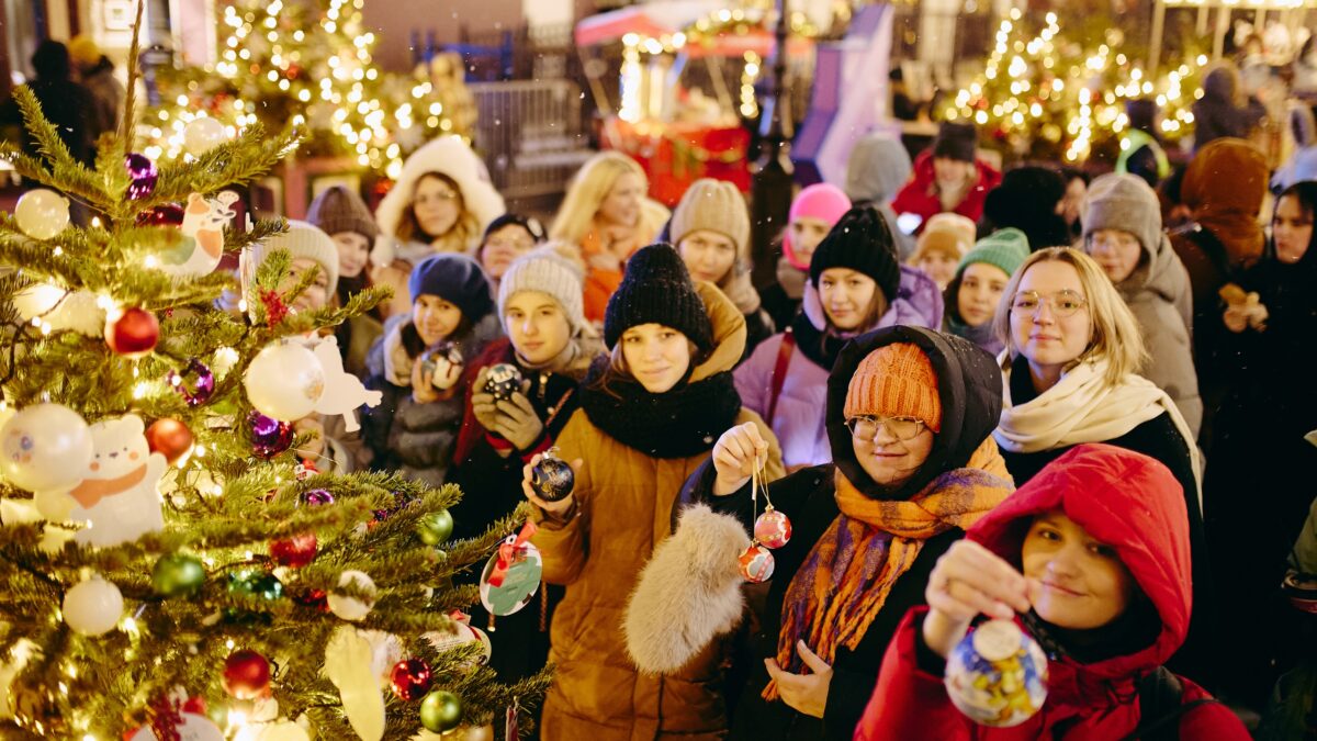 Новогодние благотворительные акции 2025: кому можно помочь?