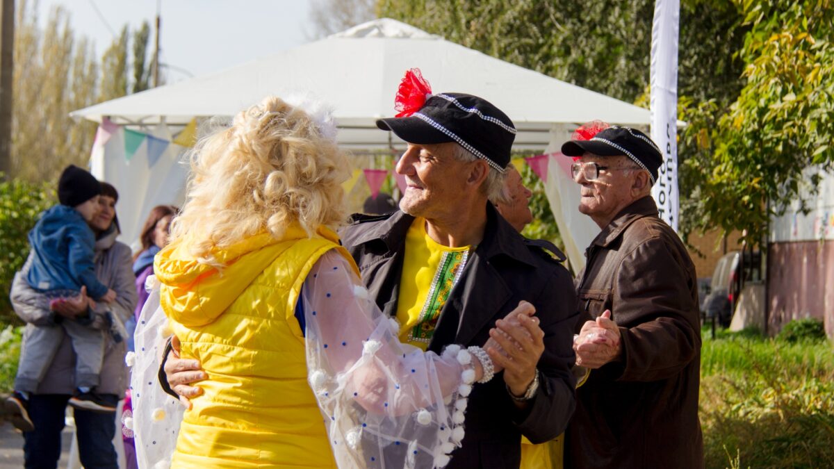 130 поводов для счастья: «Пятёрочка» посвятила осень старшему поколению