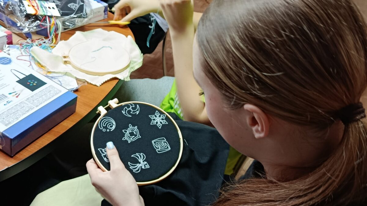 Игла, нить и вдохновение: волонтеры – подростки освоили искусство вышивки