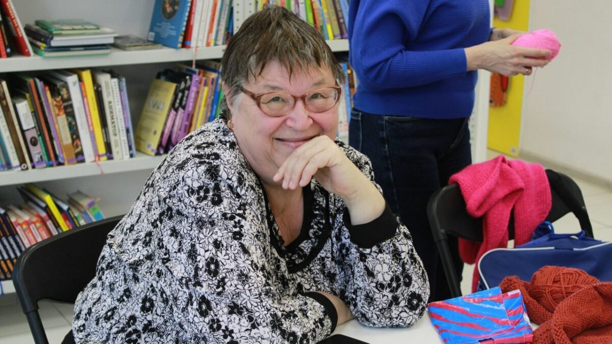 «Тепло моих рук поможет ребёнку»: потомственная учительница вяжет, чтобы спасать других