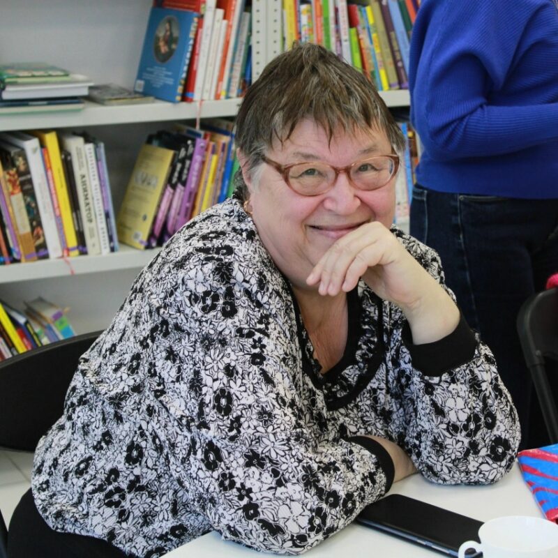 «Тепло моих рук поможет ребёнку»: потомственная учительница вяжет, чтобы спасать других