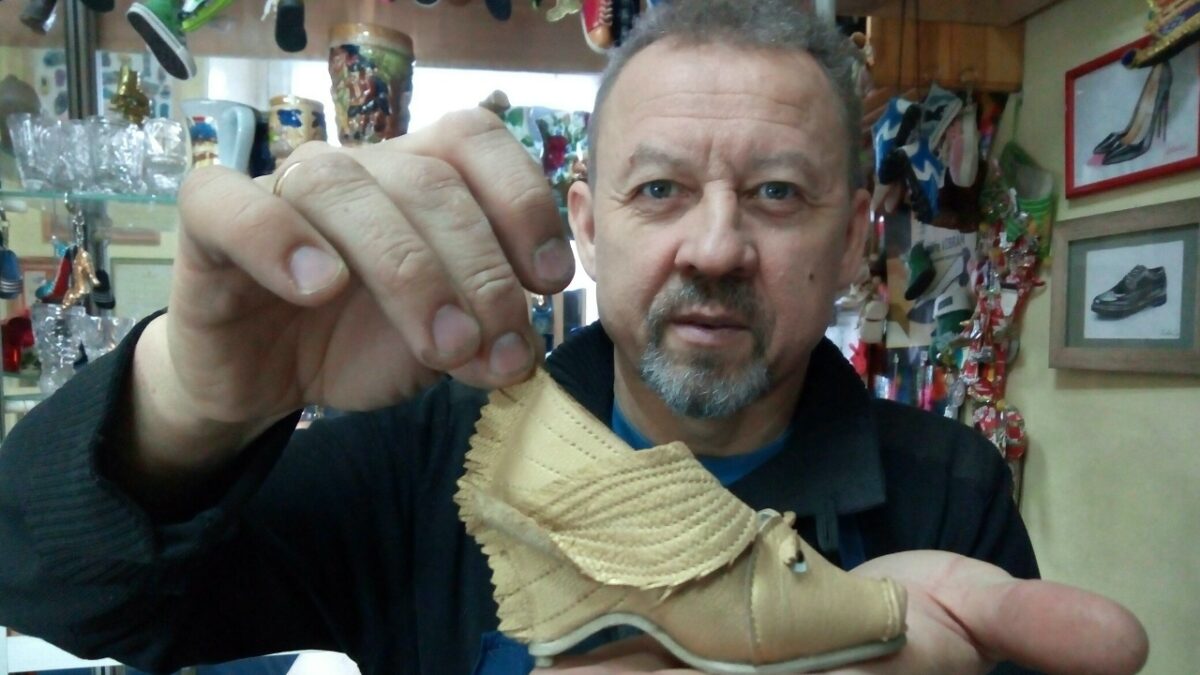 «Весь мир под каблуком»: сапожник собрал самую большую коллекцию миниатюрной обуви