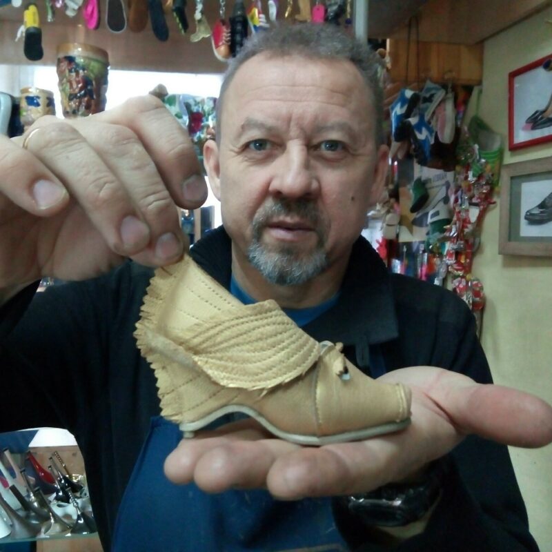 Сапожник в Чувашии собирает коллекцию обуви, похожую на музей