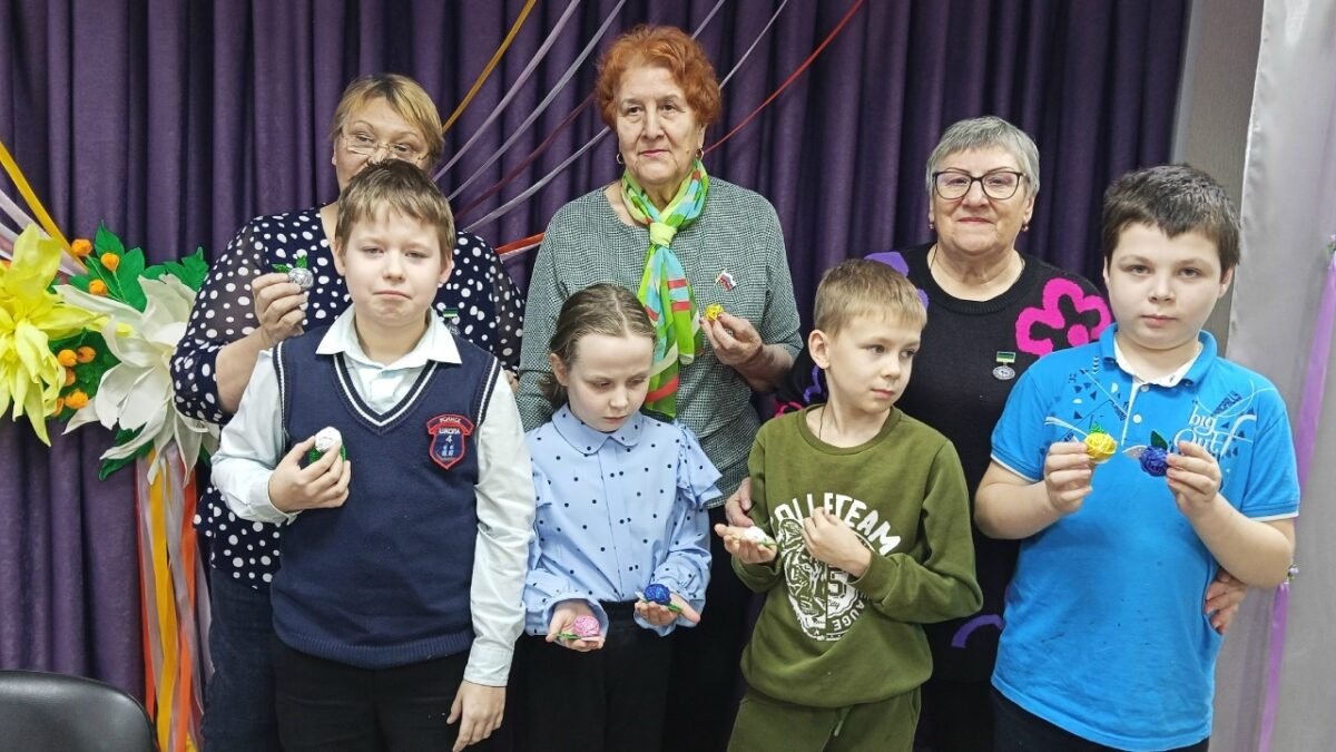 «»Серебряные» волонтеры детям»