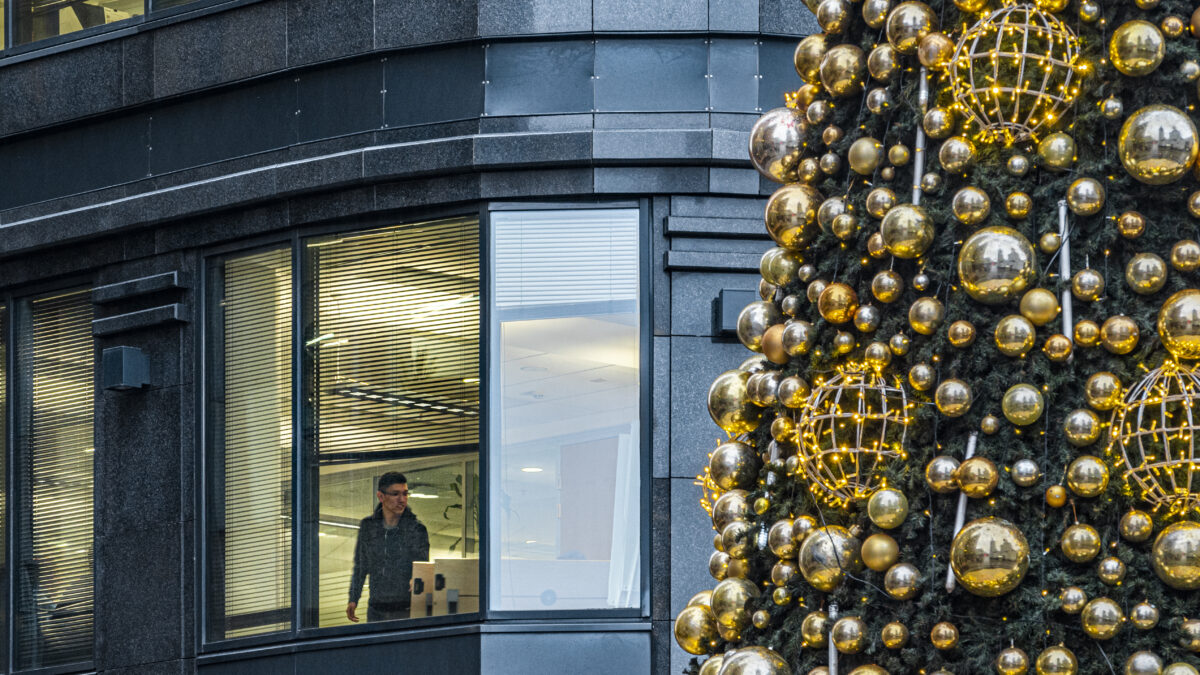 Как украсить офис к Новому году-2026: советы дизайнера