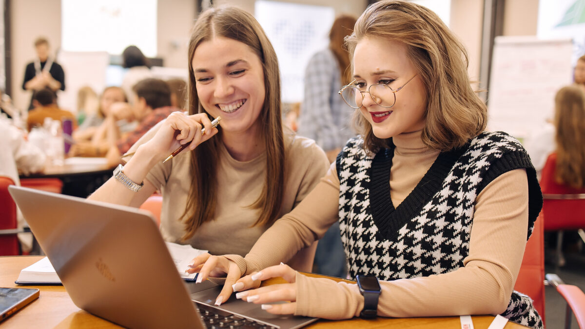 Как помогать другим удалённо? 15 актуальных вакансий Добро.рф для онлайн-волонтёров