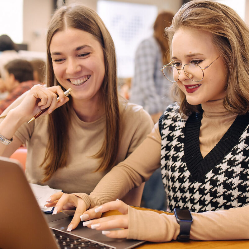 Как помогать другим удалённо? 15 актуальных вакансий Добро.рф для онлайн-волонтёров