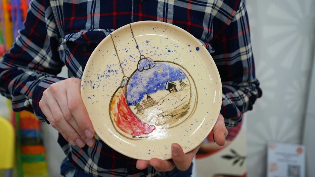 Новогодние подарки от людей с инвалидностью появились на маркетплейсе «Москва – добрый город»