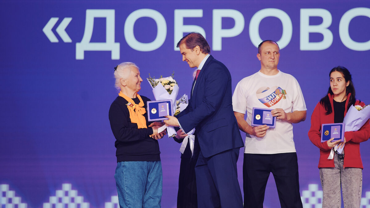 Нагрудные знаки «Доброволец России» получили 33 волонтёра