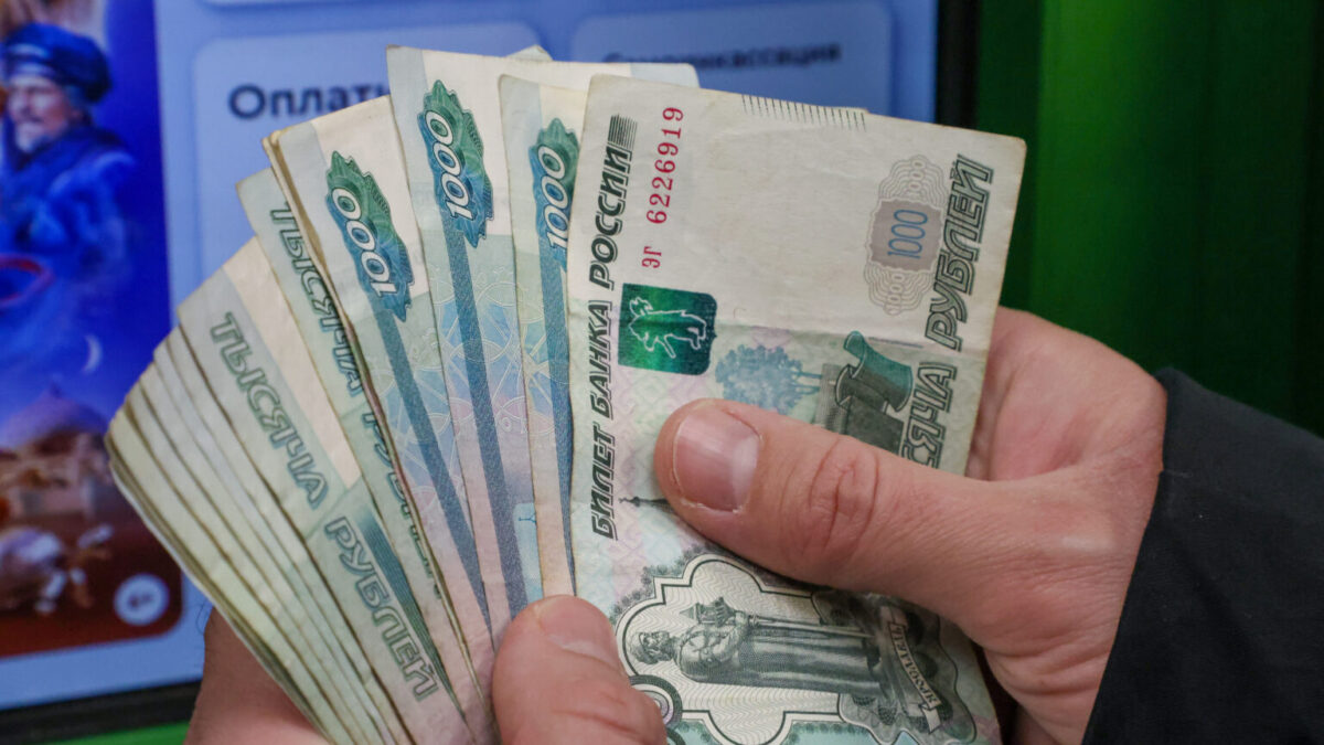 Три выплаты: как будут начислять зарплату россиянам перед Новым годом