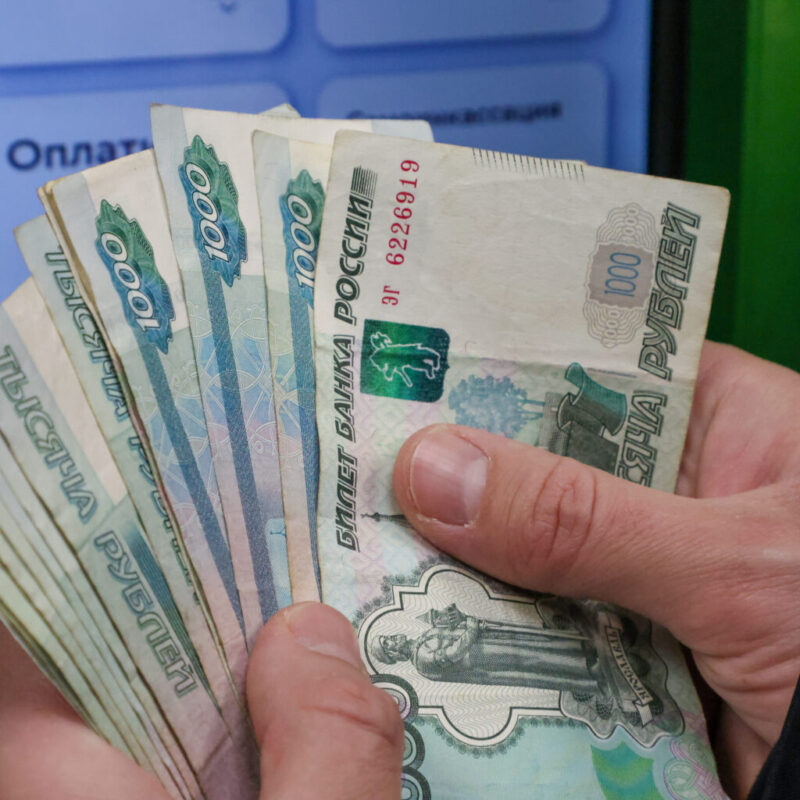 Три выплаты: как будут начислять зарплату россиянам перед Новым годом