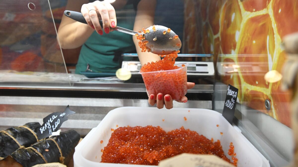 Кишечную палочку нашли в пяти брендах красной икры: Роскачество бьёт тревогу