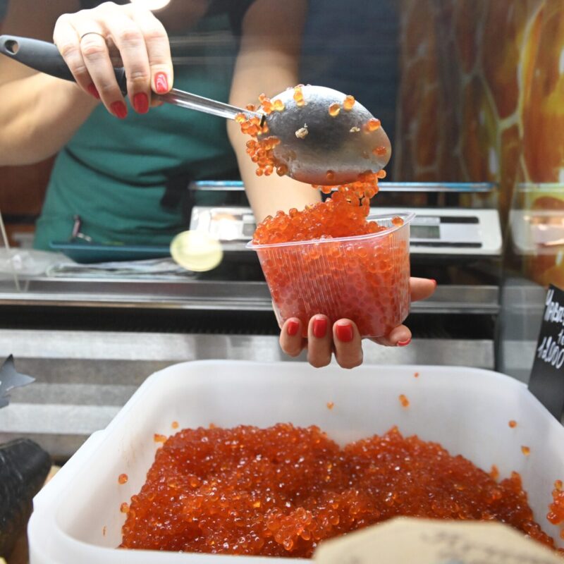 Кишечную палочку нашли в пяти брендах красной икры: Роскачество бьёт тревогу