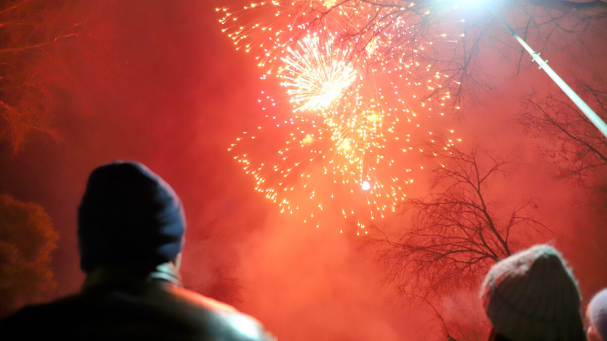 В память о дочери мужчина каждый год устраивает фейерверк для онкобольных детей. Как ему помочь?