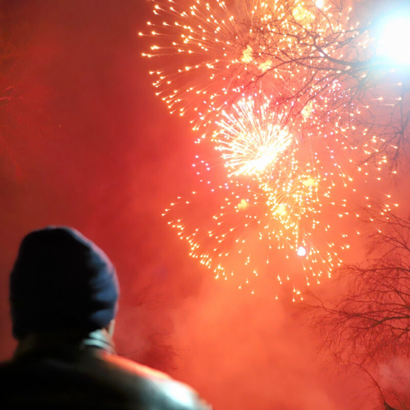 В память о дочери мужчина каждый год устраивает фейерверк для онкобольных детей. Как ему помочь?
