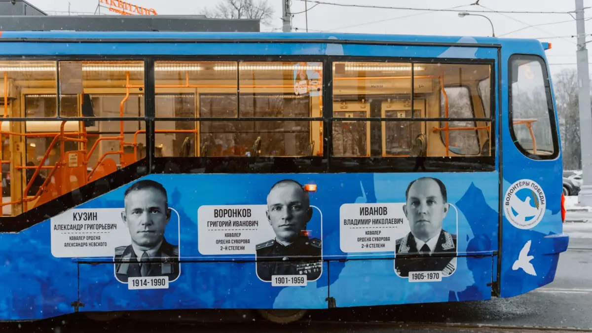 В Нижнем Новгороде на маршруты общественного транспорта вышли два новых «Вагона Победы»