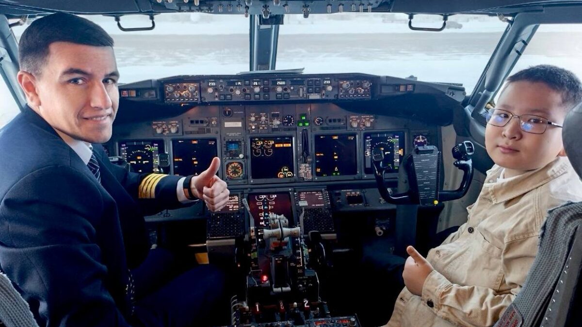 «Болеет небом с детства»: авиакомпания исполнила новогоднее желание глухого мальчика