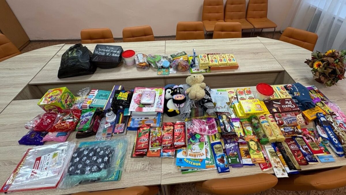 Жители Нюксеницы из Вологодской области третий год собирают сладости для детей Алчевска.