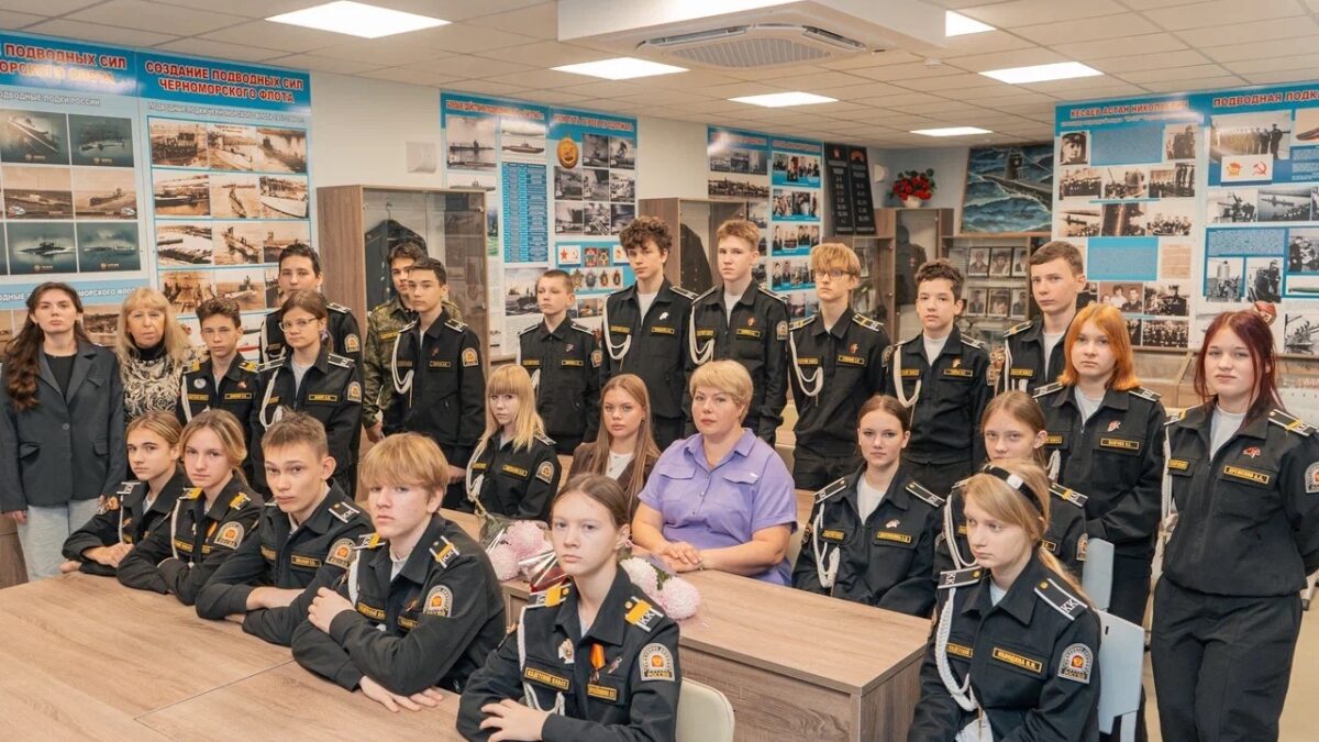 Молодёжь Севастополя встретилась с мамой и женой Героя СВО