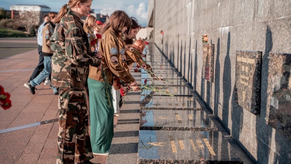 Молодёжь Севастополя почтила память павших героев