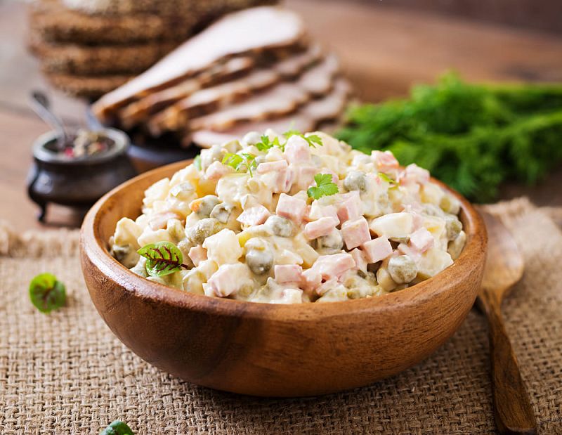 История новогоднего салата «Оливье»: от французской кухни к праздничным традициям