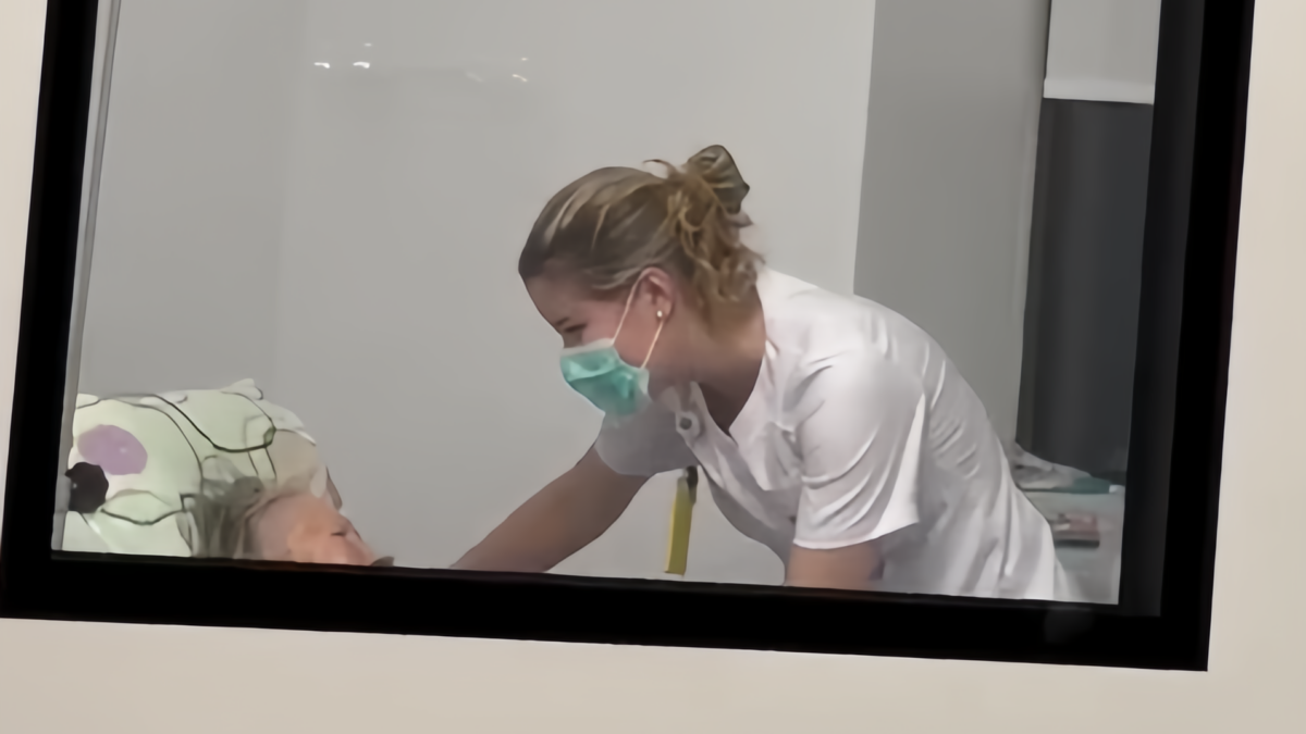 «До слёз, она ангел!» Медсестра пела пожилой пациентке, чтобы той не было страшно