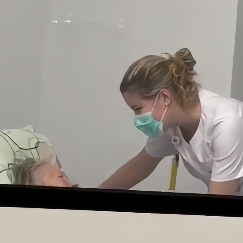 Трогательная история: медсестра пела бабушке, ожидая врача