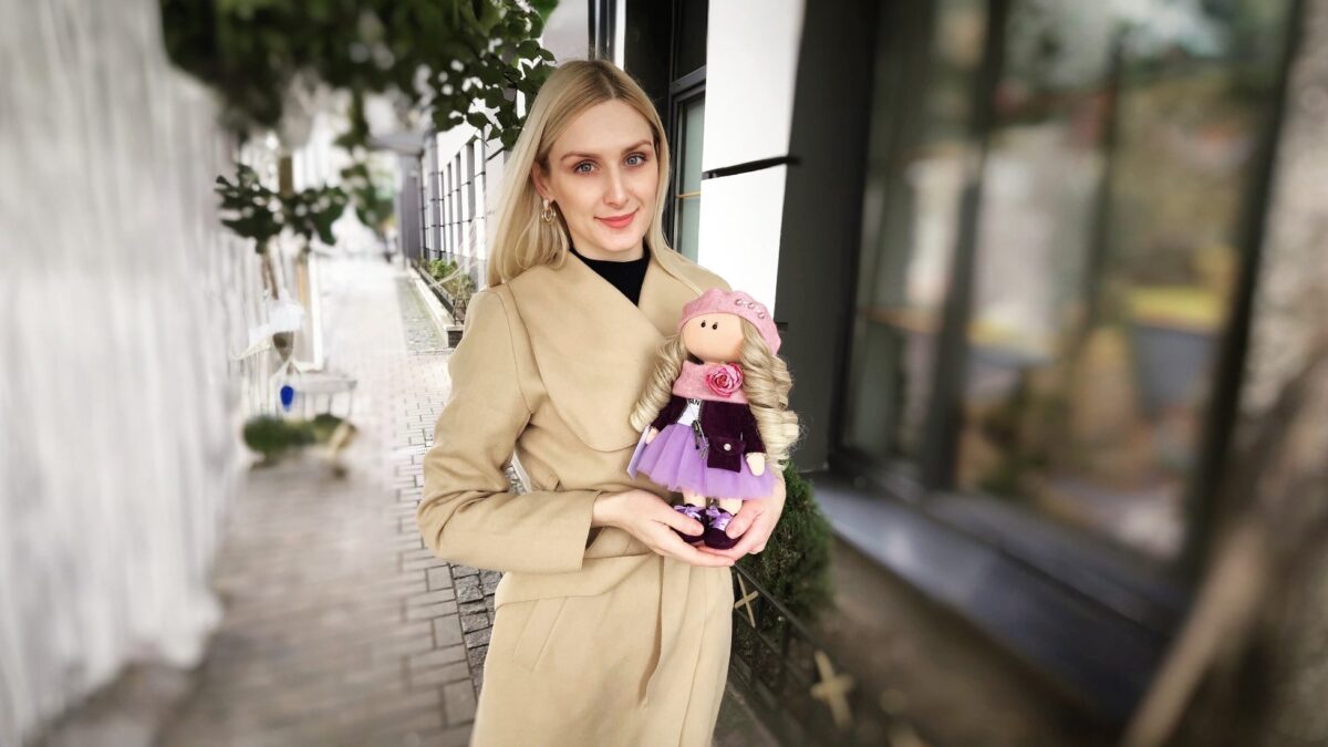 «Подарить людям частичку тепла»: мастерица шьёт текстильных кукол без лиц по фото людей