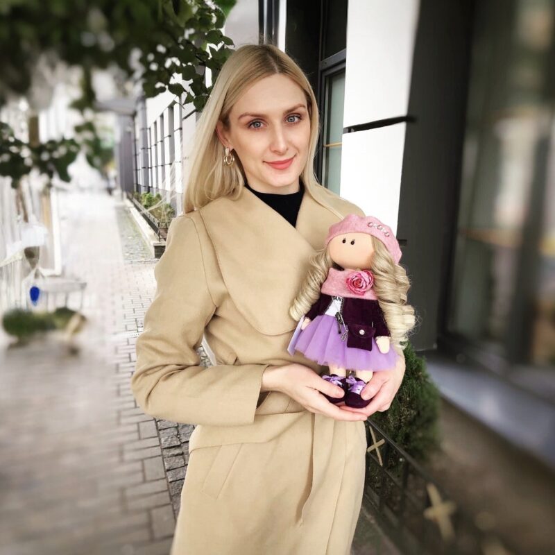 Мастерица создаёт кукол по фото и отправляет в другие страны