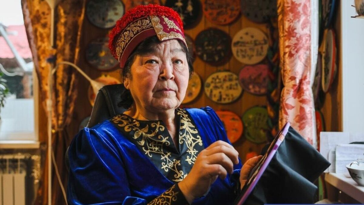 «В этих вышивках – разлука с детьми и моё прошлое»: волшебные сюжеты из ниток создаёт пенсионерка