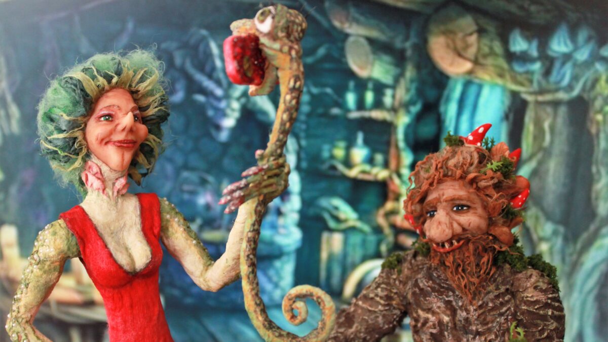 Мастерица создаёт из ваты добрые ёлочные игрушки