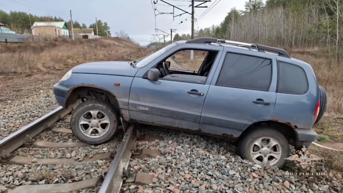 В руках домкрат, а поезд всё приближается: семью с застрявшей на рельсах машиной спас полицейский