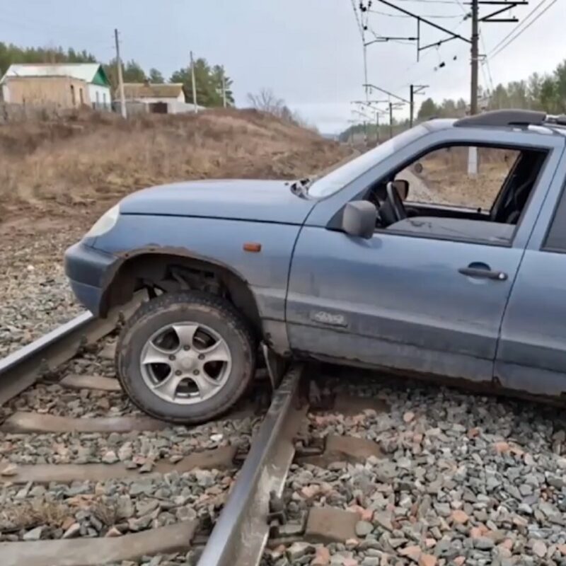 Полицейский спас семью, чья «Нива» застряла на рельсах