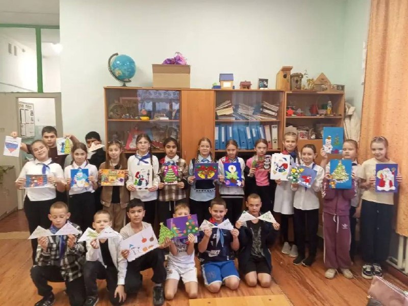 Подари Тепло солдату! Новоаннинские школьники шлют бойцам СВО свои рисунки и новогодние пожелания