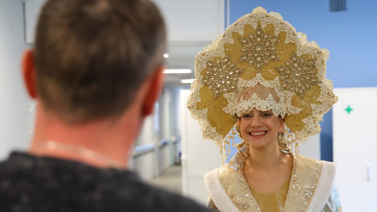 Снегурочка из Вологды поздравила с наступающим Новым годом бойцов СВО