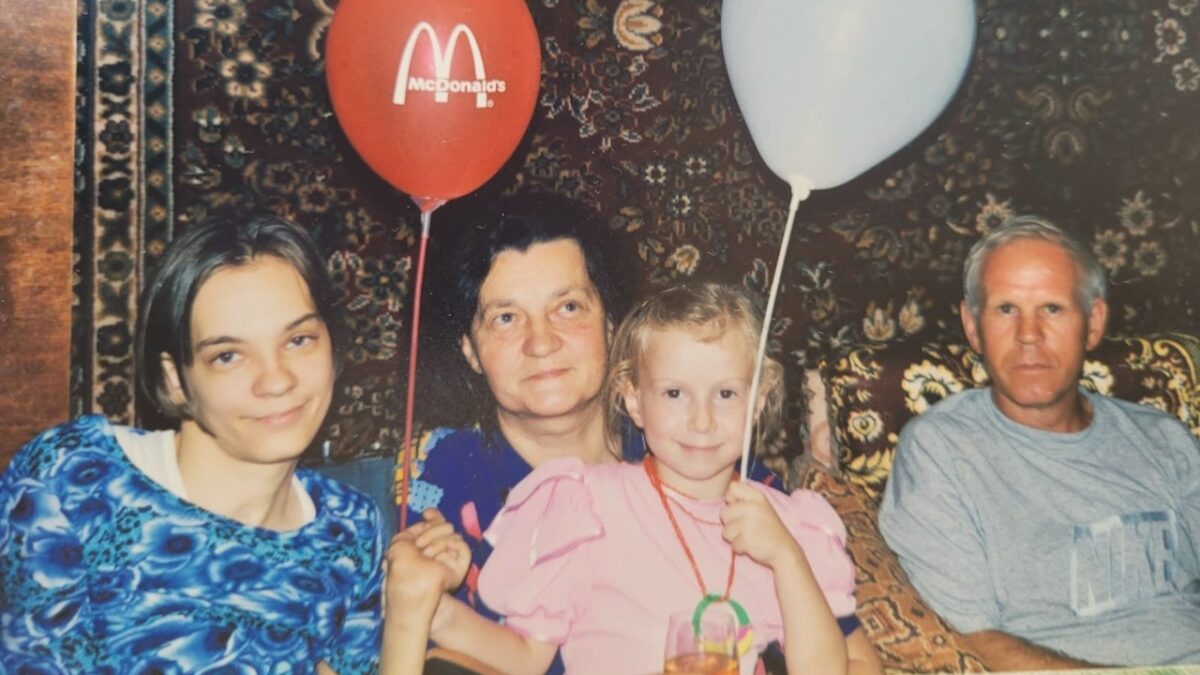 Инвалид Юлия Мошева не может выйти из дома из-за соседей